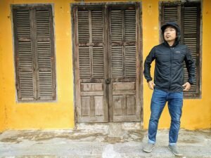 Unveil Convenience: Lightweight Travel Jackets with Secret Pockets